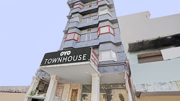 Un immeuble à plusieurs étages sur lequel on peut lire l’inscription « OYO TOWNHOUSE ».