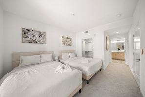 Une chambre d’hôtel avec deux lits, une salle de bain et une kitchenette.