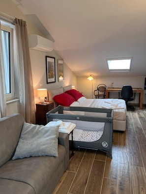 A compact room with a bed, a sofa, a desk, and a chair. - La Casa del Pittore: a detached house with a large garden in Pecetto Torinese (Pecetto Torinese)