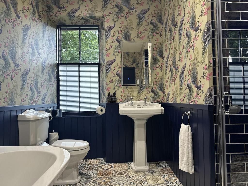 A bathroom with a bathtub, toilet, and sink.