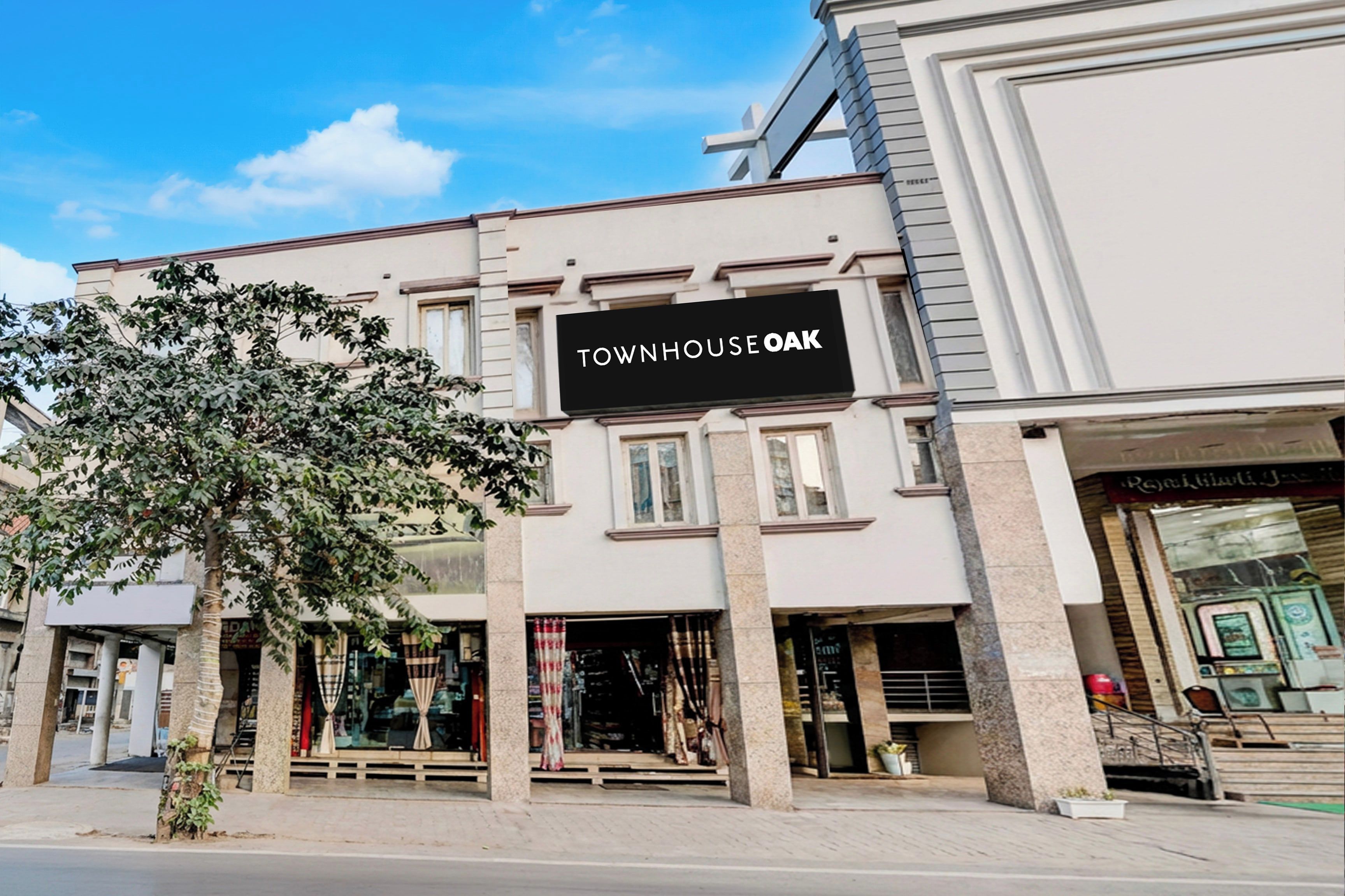 A storefront with a sign reading 'TOWNHOUSE OAK'.