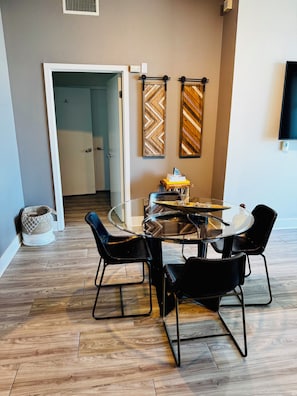 Dining - Fabulous 2-bedroom apartment with AC in sunny Santa Monica (Santa Monica)