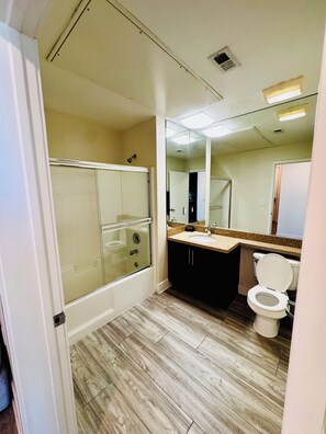 Bathroom - Fabulous 2-bedroom apartment with AC in sunny Santa Monica (Santa Monica)