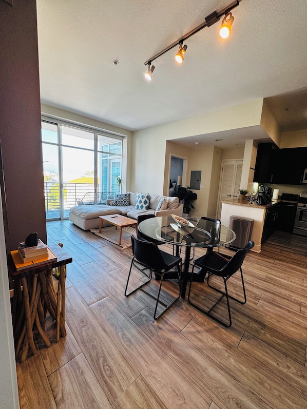 Unclassified image, 1 of 12, button - Fabulous 2-bedroom apartment with AC in sunny Santa Monica (Santa Monica)