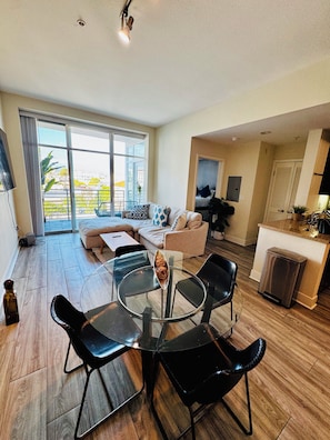 Living area - Fabulous 2-bedroom apartment with AC in sunny Santa Monica (Santa Monica)
