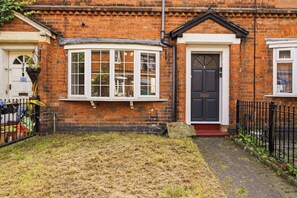 A brick house with a bay window, a front door, and a small garden area. - Beautiful 2 Bed House with Parking in Birmingham (West Midlands)