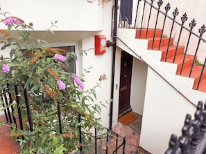 Un edificio residencial con una escalera, un buzón y una puerta marcada con el número 40.