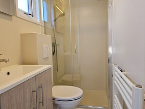 A bathroom with a toilet, a shower, and a sink. - Se16 Serooskerke (Serooskerke)
