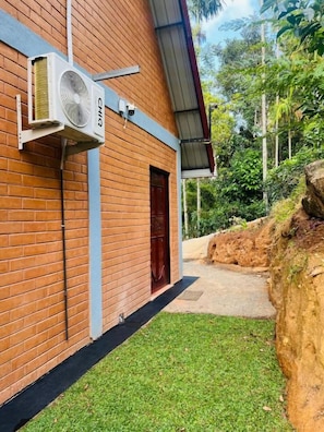 Un edificio de ladrillo con un equipo de aire acondicionado instalado en la pared exterior.