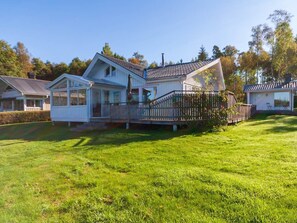 A single-story house with a fenced yard, a covered porch, and a chimney. - Holiday Home With 3 Bedrooms (Ambjörnarp)