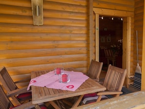 A wooden table with chairs, a checkered tablecloth, and candles. - H&P Nature Adventure Village Stamsried (Stamsried)