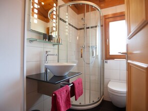 A modern bathroom with a glass-enclosed shower, a white sink, and a toilet. - H&P Nature Adventure Village Stamsried (Stamsried)