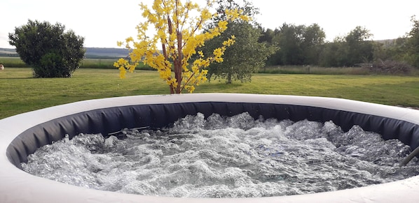 Outdoor spa tub - Vrbo Property (Bainville-sur-Madon)