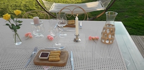 Outdoor dining - Vrbo Property (Bainville-sur-Madon)