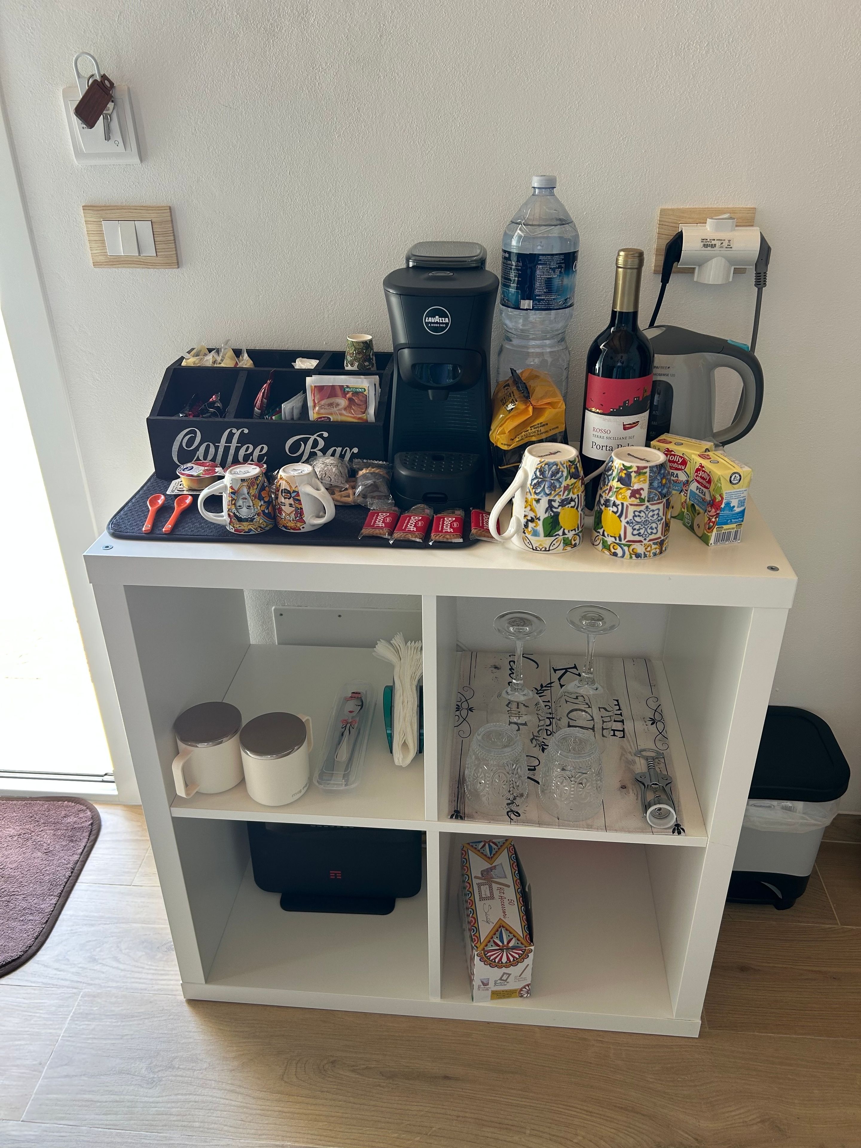 Eine Kaffeestation mit Kaffeemaschine, Tassen und Snacks.