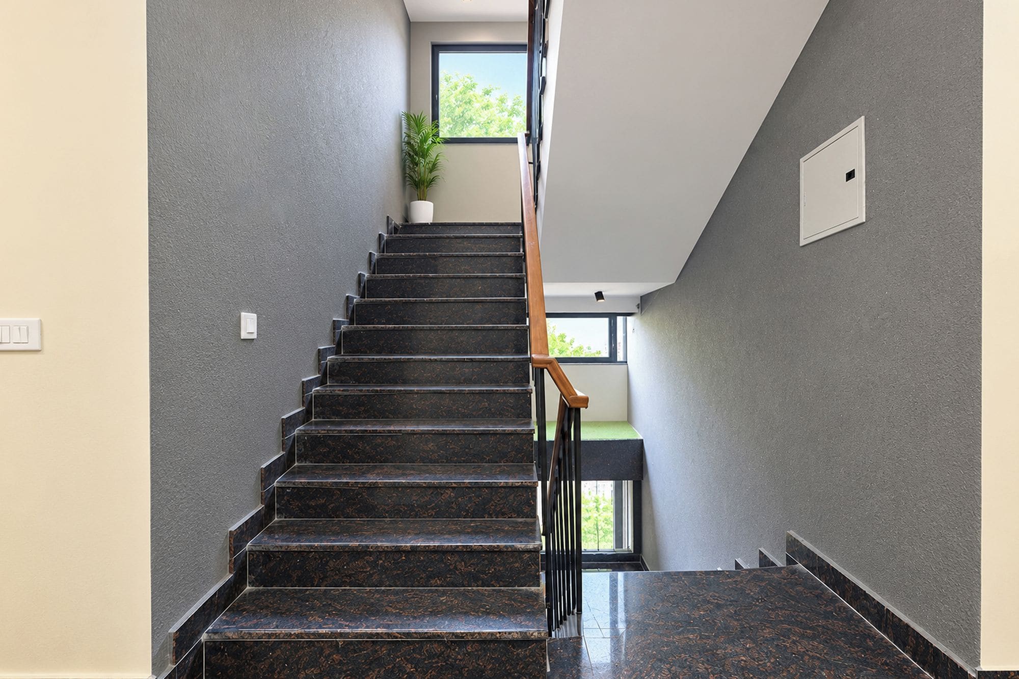 Un interior modern amb una escala que condueix a una planta.