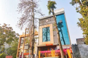 Un moderno edificio de hotel con un cartel llamativo que dice 'HOTEL GRAND INN'.