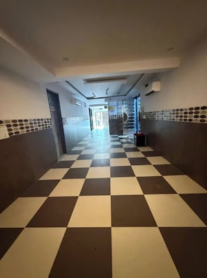 Lobby - FabHotel Royal Retreat (New Delhi)