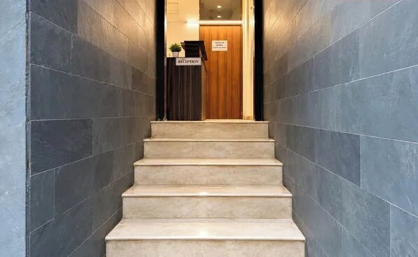 Lobby - FabHotel Hauzkhas Inn (New Delhi)