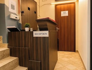 Reception - FabHotel Hauzkhas Inn (New Delhi)