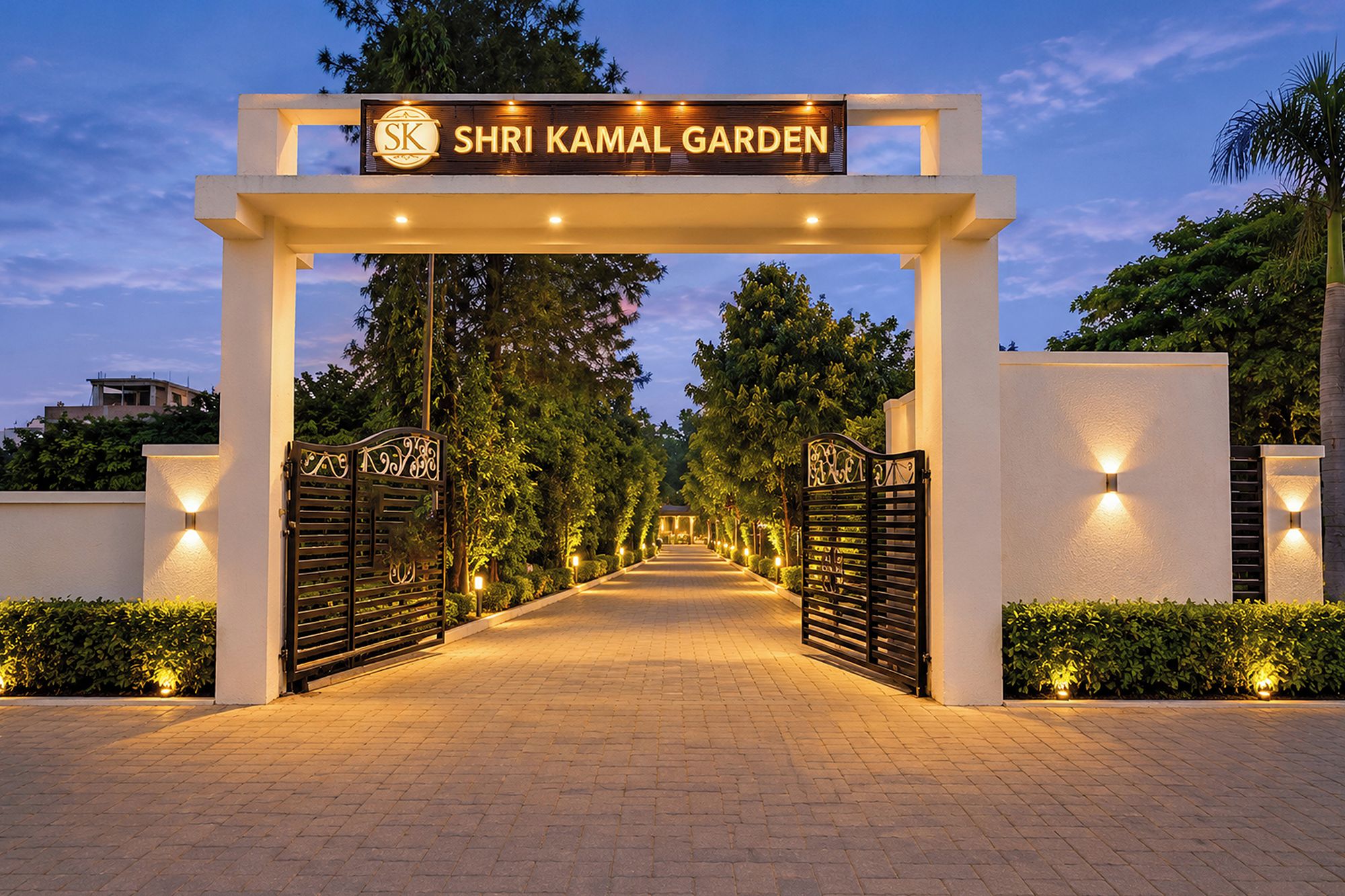 Une entrée fermée par un portail mène au jardin Shri Kamal, avec une signalétique lumineuse et un chemin pavé.