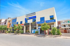 Front of property - FabHotel Amantran (Kanpur)