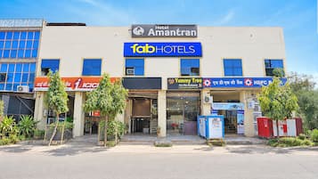 Un hotel con un cartello che riporta 'Hotel Amantran' e 'fabHOTELS' sulla facciata.