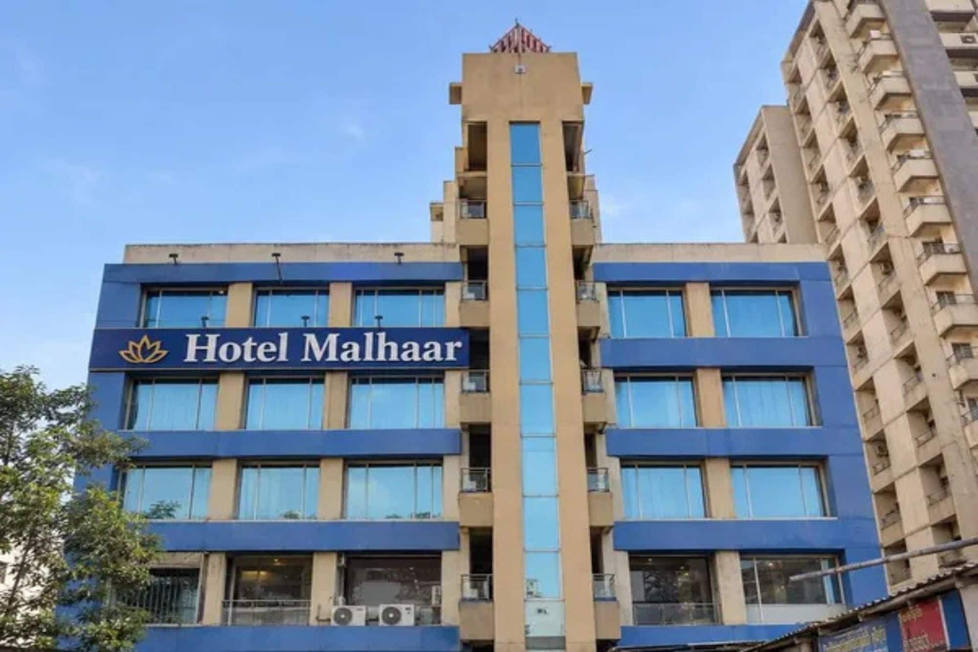Un edificio de hotel con un letrero que dice 'Hotel Malhaar'.