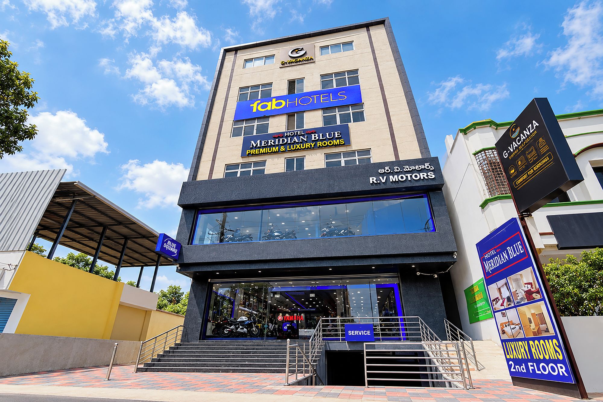 Un hotel con un cartel que indica 'Hotel Meridian Blue' y 'Habitaciones Premium y de Lujo'.