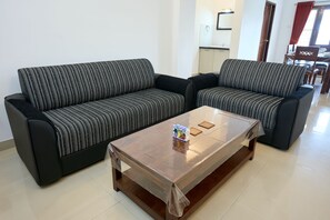 Una sala de estar con dos sofás y una mesa de centro.