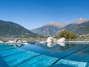 A swimming pool with clear blue water, surrounded by mountains and a clear sky. - Holiday Home in Schenna With Swimming Pool (Schenna)