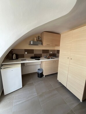 A compact kitchen with a dishwasher, a sink, and a trash bin. - Studio Apartment 'Double Room - 301' with Sea View, Wi-Fi and Air Conditioning (Εμπορείο)