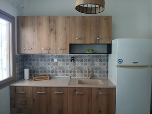 Private kitchen - Kanela House ,Cozy Cottage with Large Garden & BBQ (καλλικρατεια)
