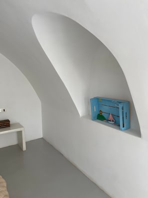 A room with a white wall, a blue storage box, and a small white bench. - Studio Apartment 'Double Room - 302' with Sea View, Wi-Fi and Air Conditioning (Εμπορείο)