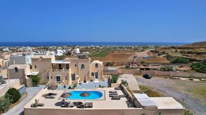 A residential area with a swimming pool, multiple buildings, and a view of the sea. - Apartment 'Maisonette - 105' with Sea View, Wi-Fi and Air Conditioning (Εμπορείο)