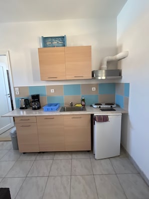 A compact kitchen with a sink, a coffee maker, a toaster, and a small refrigerator. - Apartment 'Maisonette - 105' with Sea View, Wi-Fi and Air Conditioning (Εμπορείο)