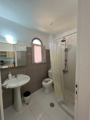 A bathroom with a sink, toilet, shower, and a mirror. - Apartment 'Maisonette - 201' with Sea View, Wi-Fi and Air Conditioning (Εμπορείο)