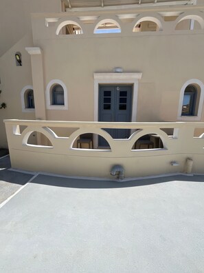 A building with a balcony, a door, and a window. - Studio Apartment 'Triple Room - 103' with Sea View, Wi-Fi and Air Conditioning (Εμπορείο)