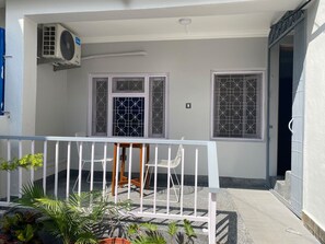 Outdoor dining - Marvelous 8-bedroom apartment with AC in vibrant Kathmandu (Kathmandu)