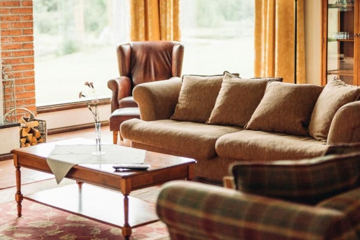Ein Wohnzimmer mit Sofa, Sessel und Couchtisch.