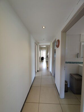 A corridor with a tiled floor, white walls, and a ceiling with recessed lighting. - Comfortable house for 6 guests in southern Réunion (Saint-Pierre)