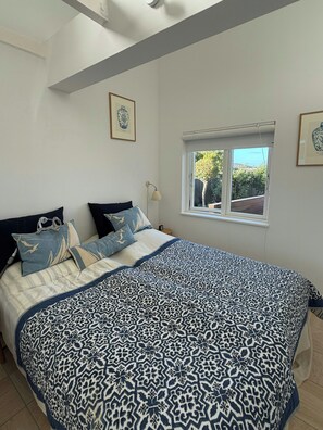 A bedroom with a bed, a window, and two wall-mounted picture frames. - Summer house with terrace towards Kerteminde Bay (Kerteminde)