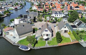 A residential area with houses, a dock, and a canal. - Watersnip - Enjoying the water (Lemmer)