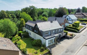 Zona residencial com casas modernas, gramado bem cuidado e rua desimpedida.