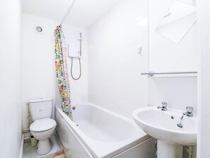 Ein Badezimmer mit Toilette, Badewanne und Waschbecken.