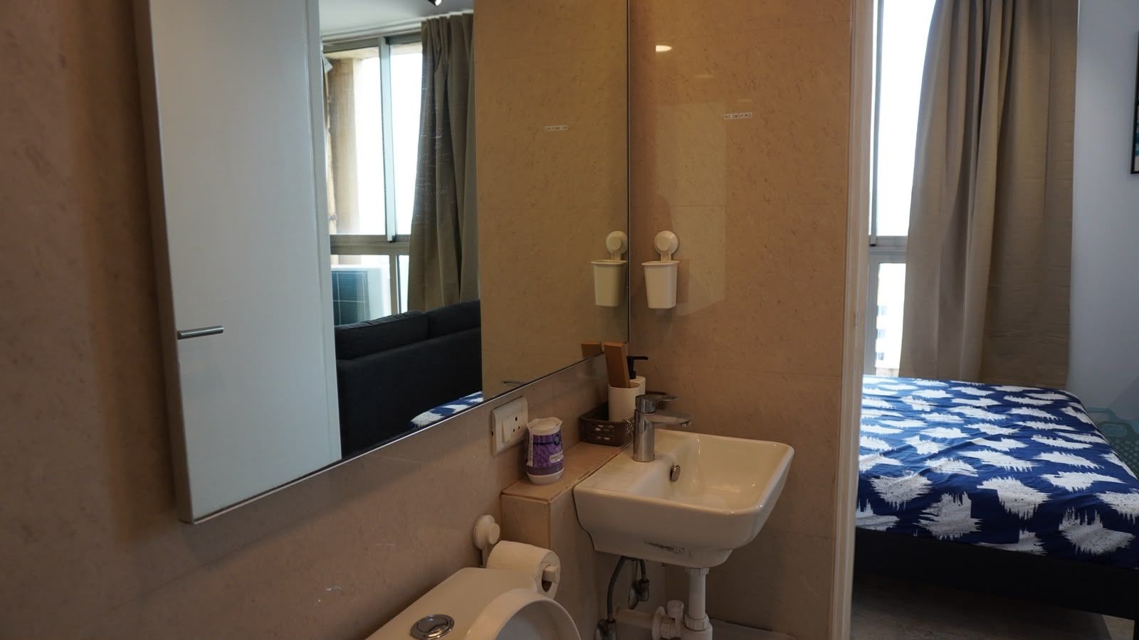 Ein Badezimmer mit Waschbecken, Spiegel und Toilette.