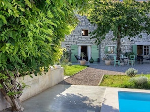 A stone building with a patio area, outdoor seating, and a swimming pool. - Kalu With Pool Near Rovinj (Kanfanar)