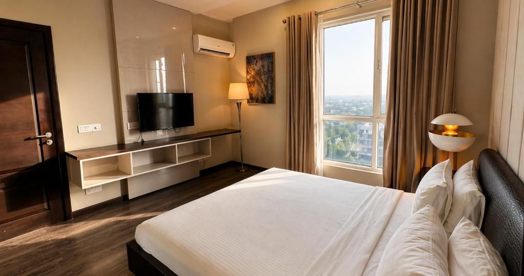 Ein Hotelzimmer mit einem Bett, einem Fernseher, einem Schreibtisch und einem Vorhangfenster.
