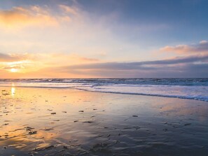 A beach with waves and a sunset. - Ok45 Holiday Home Oostkapelle (Oostkapelle)