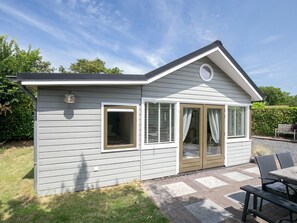 A small, single-story building with a covered patio area. - Ok45 Holiday Home Oostkapelle (Oostkapelle)